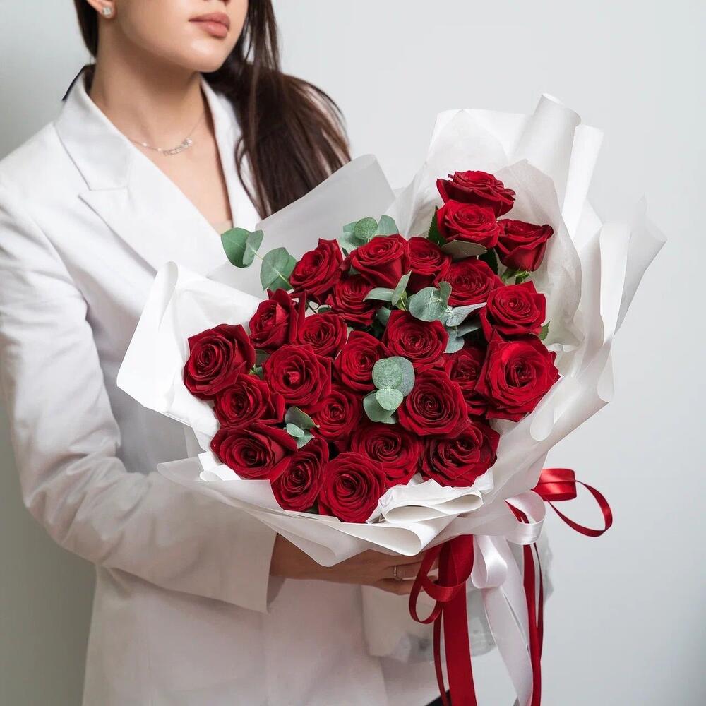 Роскошный букет из 25 красных роз с эвкалиптом – королевский подарок  Рязань Рязанская область