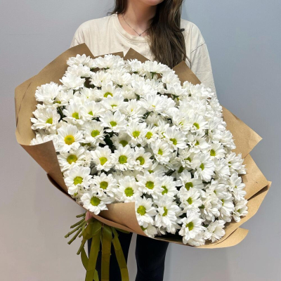 Букет «21 ромашка» – нежные белые кустовые хризантемы в натуральном стиле Рязань Рязанская область