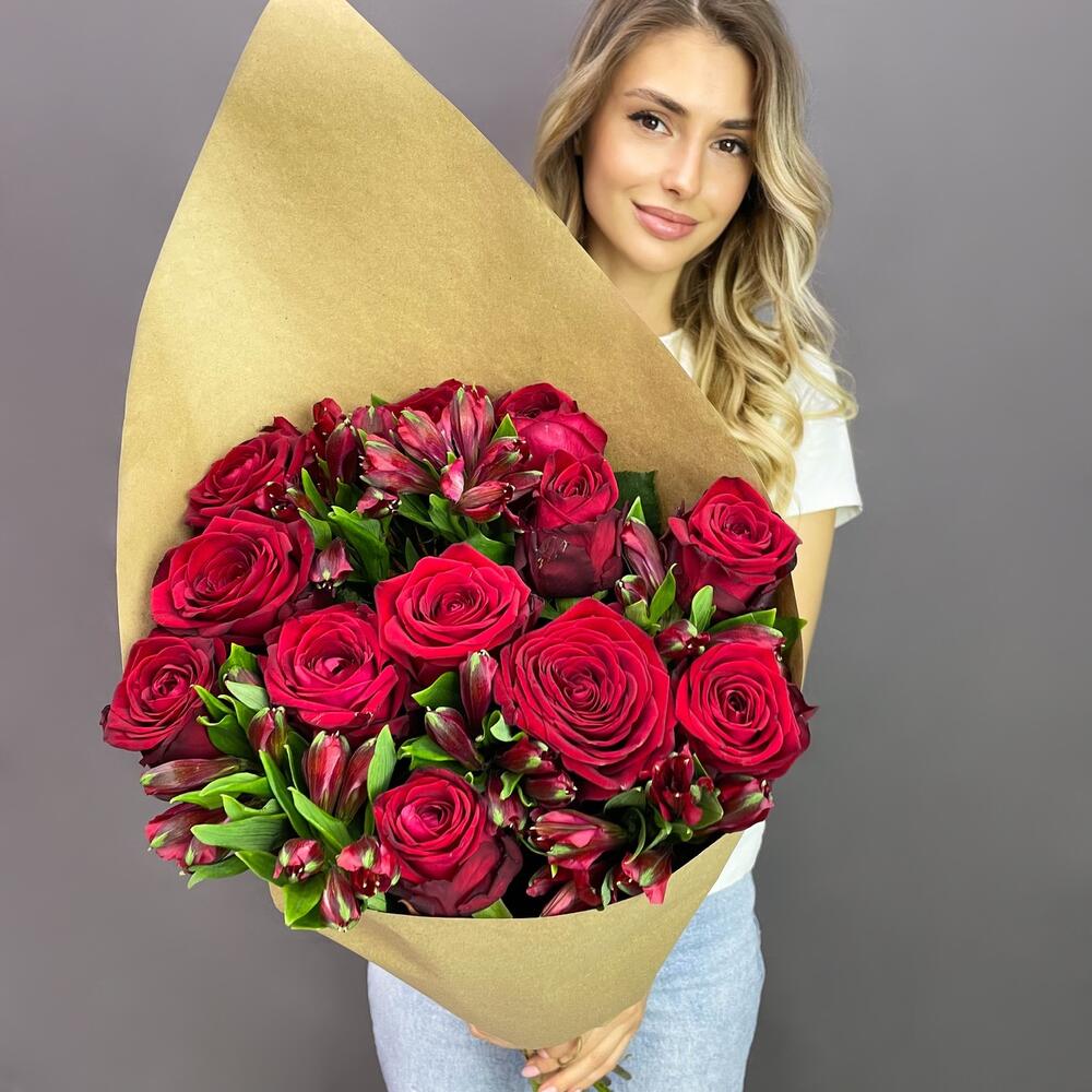 Букет «Стрелиция» – гармония из красных роз и белых альстромерий  Рязань Рязанская область