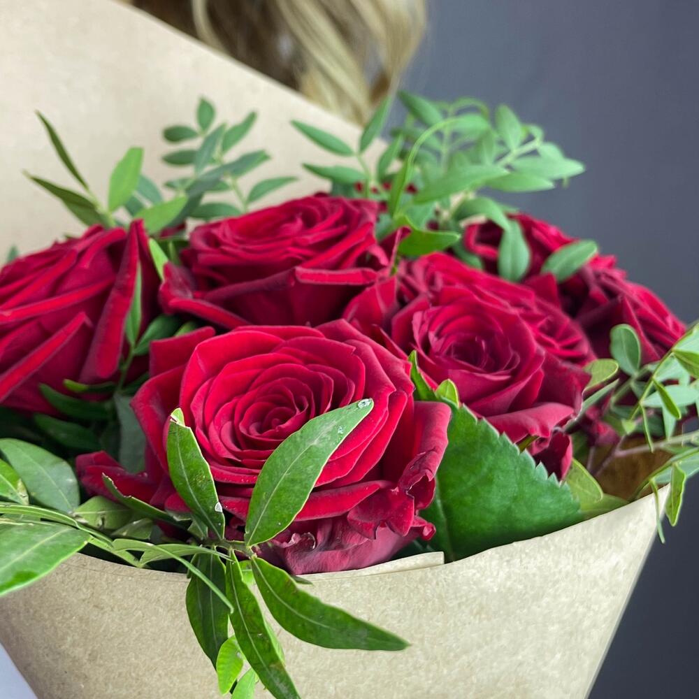 Букет из 9 красных роз с фисташкой – гармония страсти и свежести Рязань Рязанская область