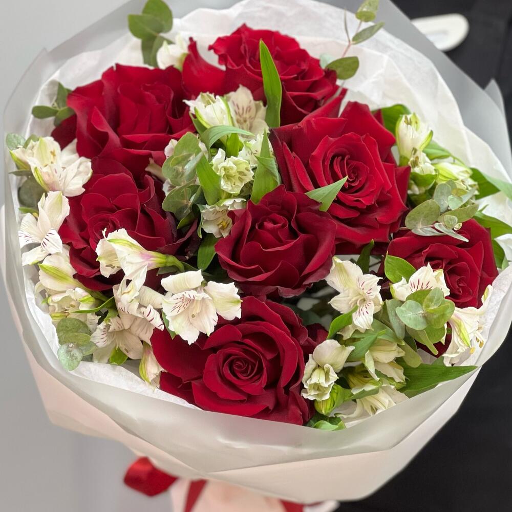 Букет «Любимой» – 7 эквадорских роз и белых альстромерий Рязань Рязанская область