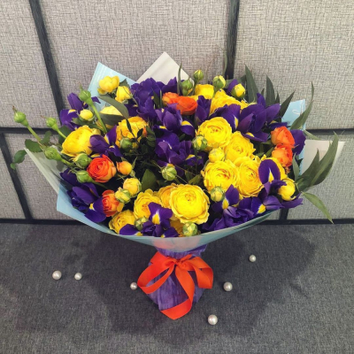 Роскошный букет из синих ирисов и кустовых роз с зеленью – гармония контрастов Рязань Рязанская область