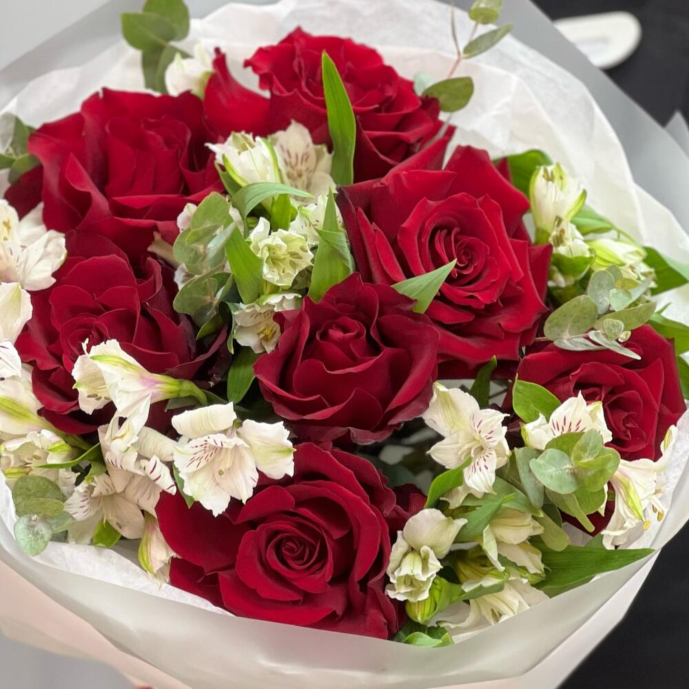 Букет «Любимой» – 7 эквадорских роз и белых альстромерий Рязань Рязанская область