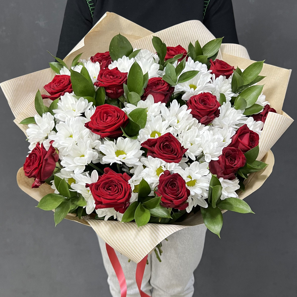 Букет «Романтика» — гармония красных роз и белоснежных хризантем Рязань Рязанская область