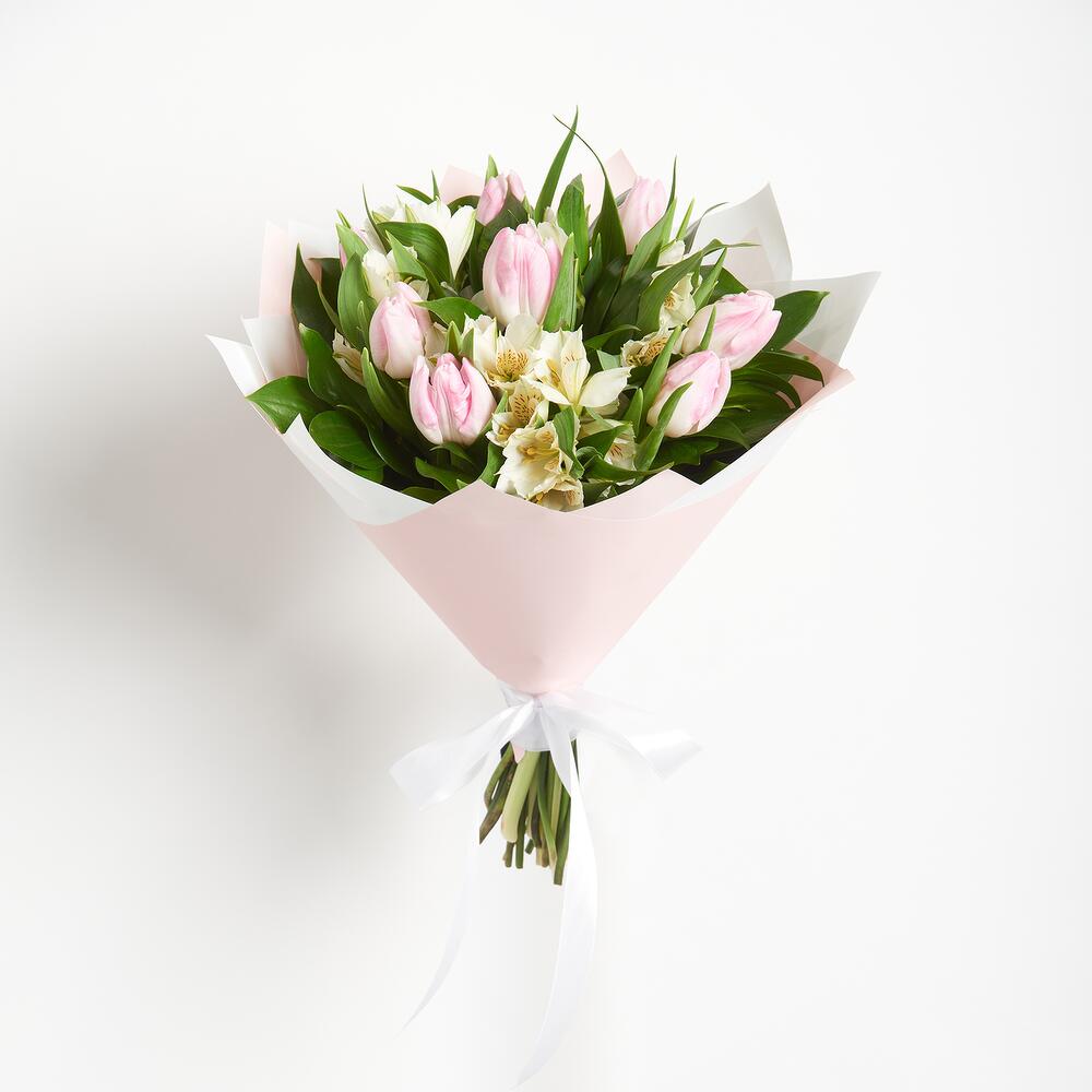 Букет «Первое свидание» розовых тюльпанов и белых альстромерий Рязань Рязанская область