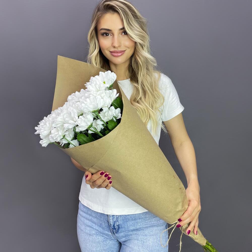 Букет из 5 белых хризантем в крафте – лаконичная элегантность Рязань Рязанская область