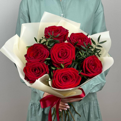 Букет «Гранатовый» из красных роз в роскошной упаковке Рязань Рязанская область