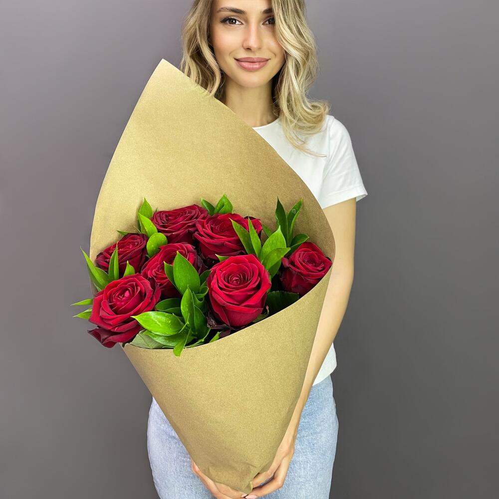 Букет из красных роз с рускусом в крафтовой упаковке – классика с изюминкой Рязань Рязанская область