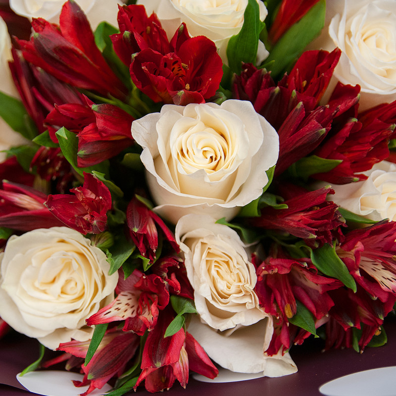 Букет из белых роз и красных альстромерий – гармония страсти и чистоты Рязань Рязанская область