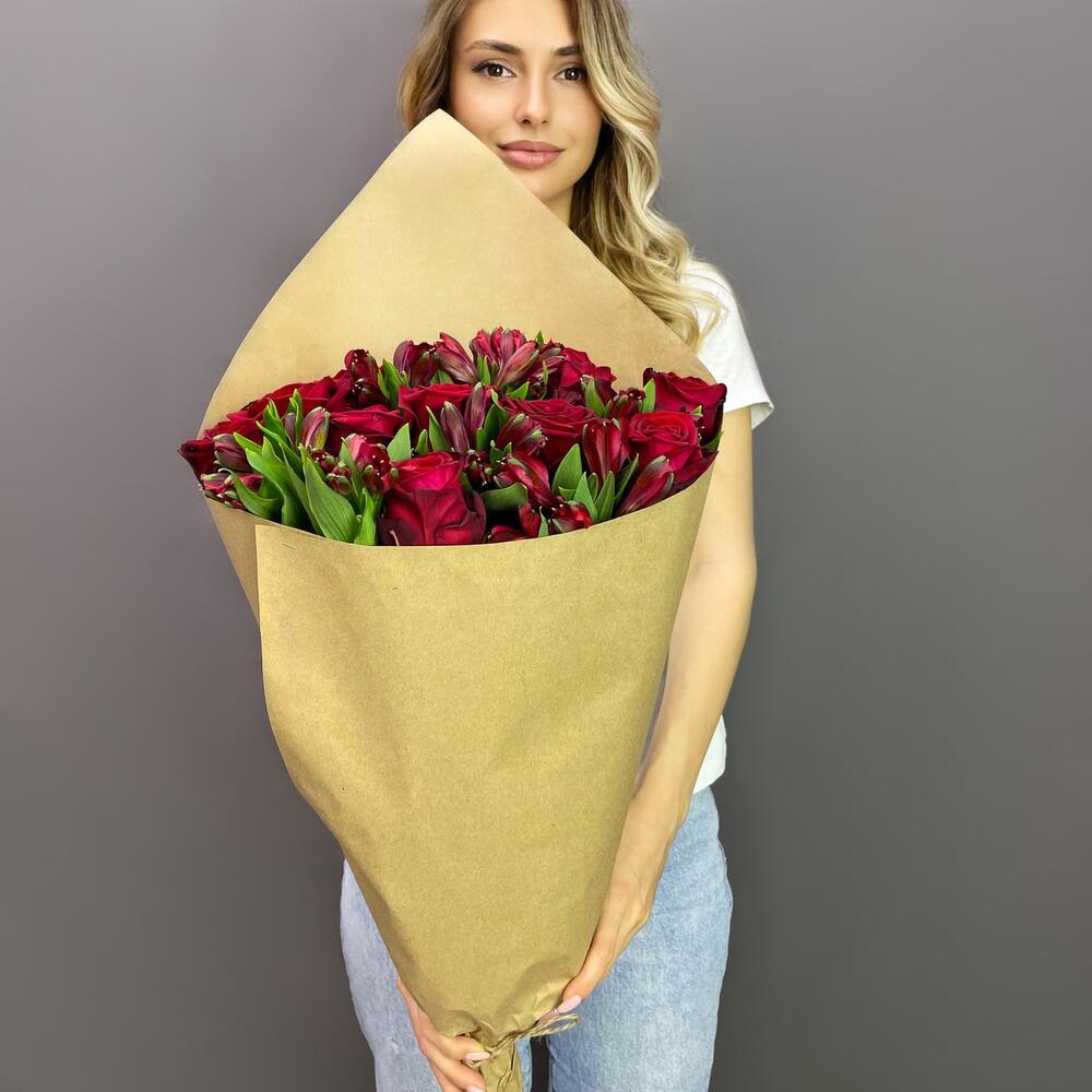 Букет «Стрелиция» – гармония из красных роз и белых альстромерий  Рязань Рязанская область