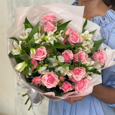 Букет «Розовый фламинго» – нежность розовых кустовых роз и белых альстромерий Рязань Рязанская область