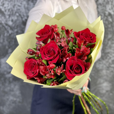 Букет «Бордо» – сочетание красных эквадорских роз и благородных альстромерий Рязань Рязанская область