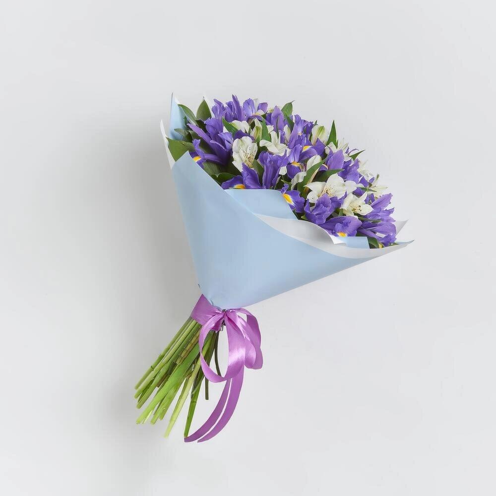 Букет «Вечернее дыхание»  – загадочная гармония синих ирисов и белых альстромерий Рязань Рязанская область