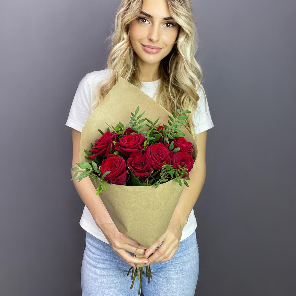 Букет из 9 красных роз с фисташкой – гармония страсти и свежести Рязань Рязанская область