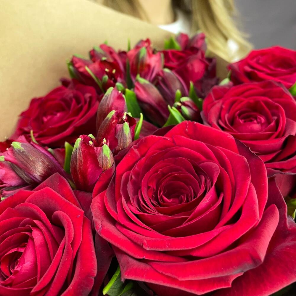 Букет «Страсть» – гармония красных роз и нежных альстромерий Рязань Рязанская область