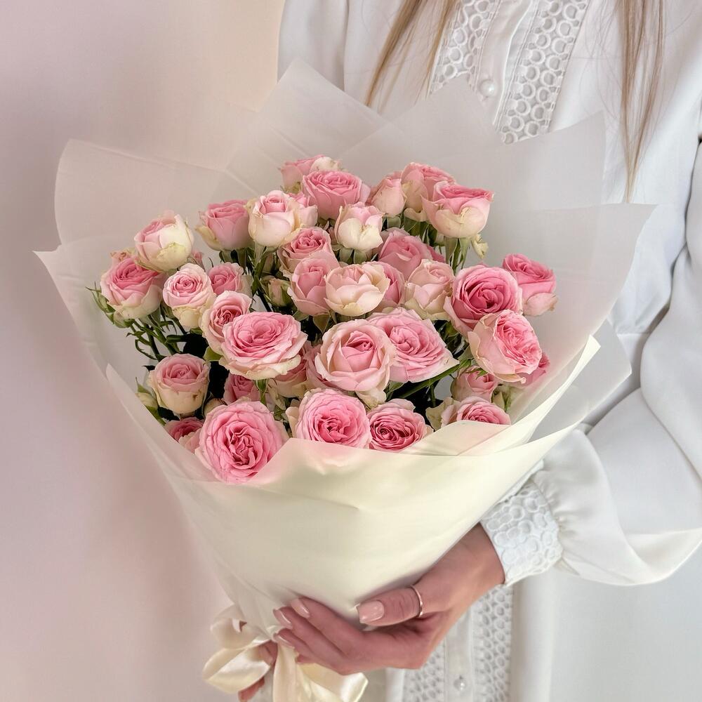 Букет «Нежный аромат» – пышные розовые кустовые розы в элегантной упаковке Рязань Рязанская область