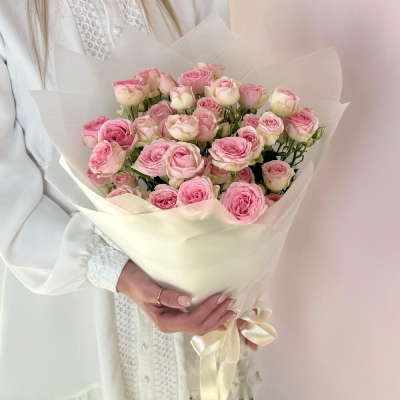 Букет «Нежный аромат» – пышные розовые кустовые розы в элегантной упаковке Рязань Рязанская область