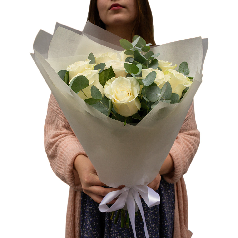 Элегантный букет из 9 белых роз с эвкалиптом – воплощение совершенства Рязань Рязанская область