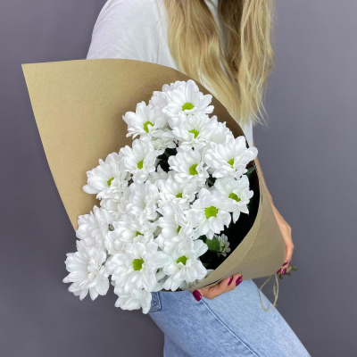 Букет из 5 белых хризантем в крафте – лаконичная элегантность Рязань Рязанская область