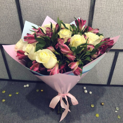 Нежный букет из белых роз и розовых альстромерий – гармония чистоты и нежности Рязань Рязанская область