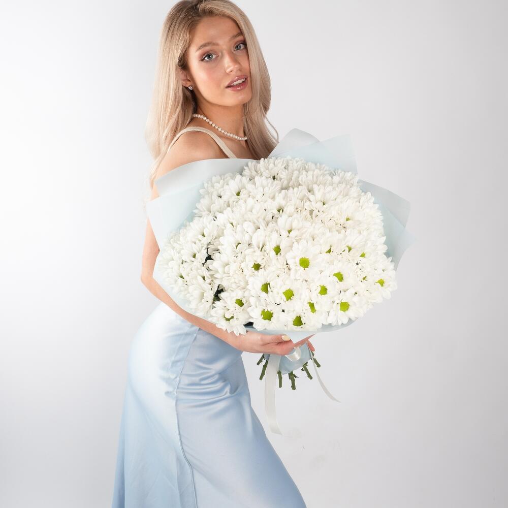 Букет «Ромашковое чудо» – летнее настроение в белых хризантемах Рязань Рязанская область