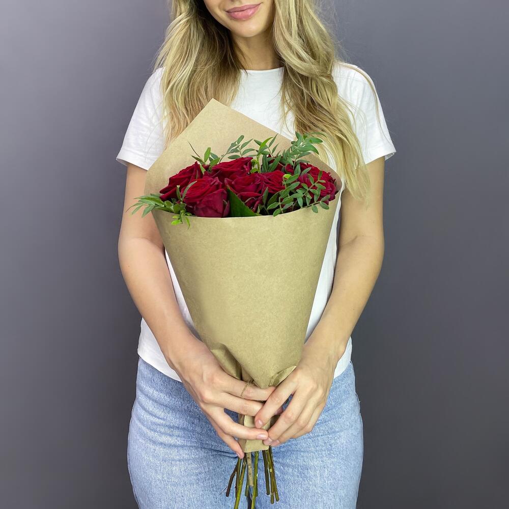 Букет из 9 красных роз с фисташкой – гармония страсти и свежести Рязань Рязанская область