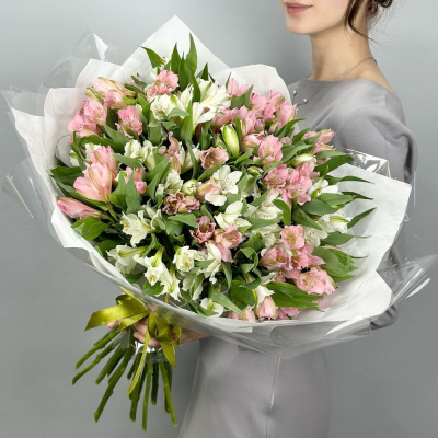 Букет «Гармония» – нежное сочетание белых и розовых альстромерий Рязань Рязанская область