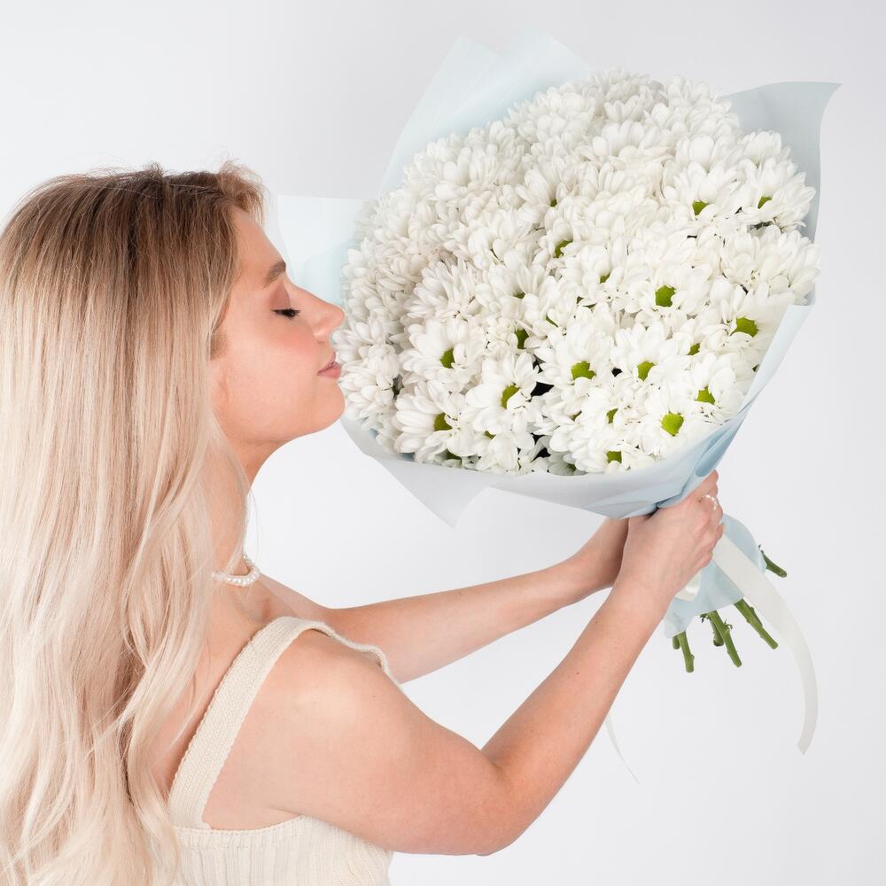 Букет «Ромашковое чудо» – летнее настроение в белых хризантемах Рязань Рязанская область