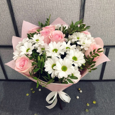 Букет из розовых роз и белых хризантем – элегантность в каждой детали Рязань Рязанская область