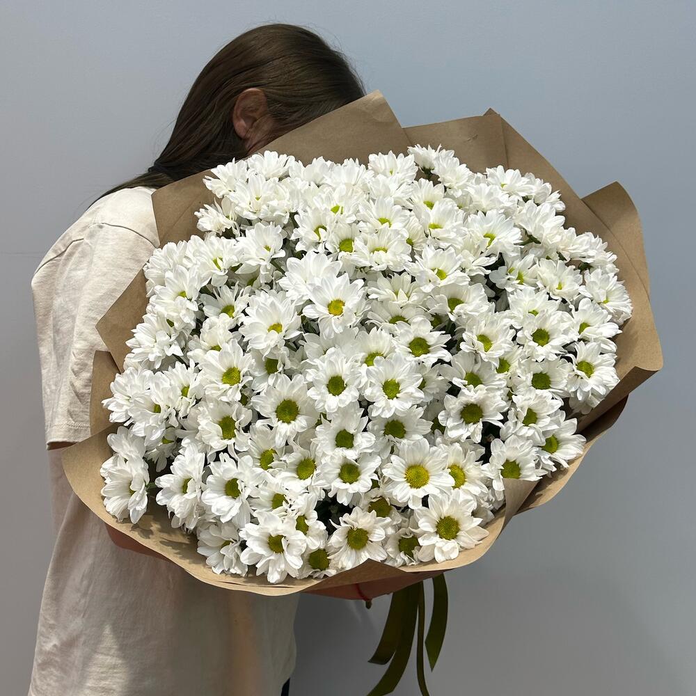 Букет «21 ромашка» – нежные белые кустовые хризантемы в натуральном стиле Рязань Рязанская область