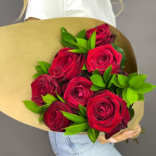 Букет из красных роз с рускусом в крафтовой упаковке – классика с изюминкой Рязань Рязанская область