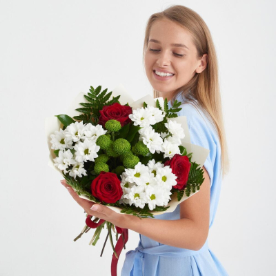 Букет «Настроение» – гармония красных эквадорских роз и нежных хризантем Рязань Рязанская область