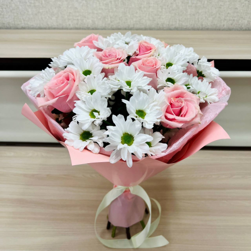 Букет «Ягодное Рафаэлло» – нежность розовых роз и белых хризантем Рязань Рязанская область