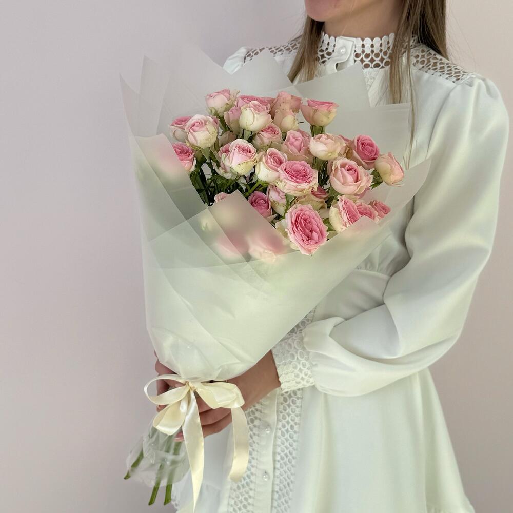 Букет «Нежный аромат» – пышные розовые кустовые розы в элегантной упаковке Рязань Рязанская область