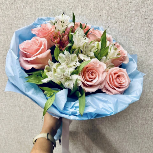 Букет «Фреш» – нежность розовых роз и белых альстромерий Рязань Рязанская область