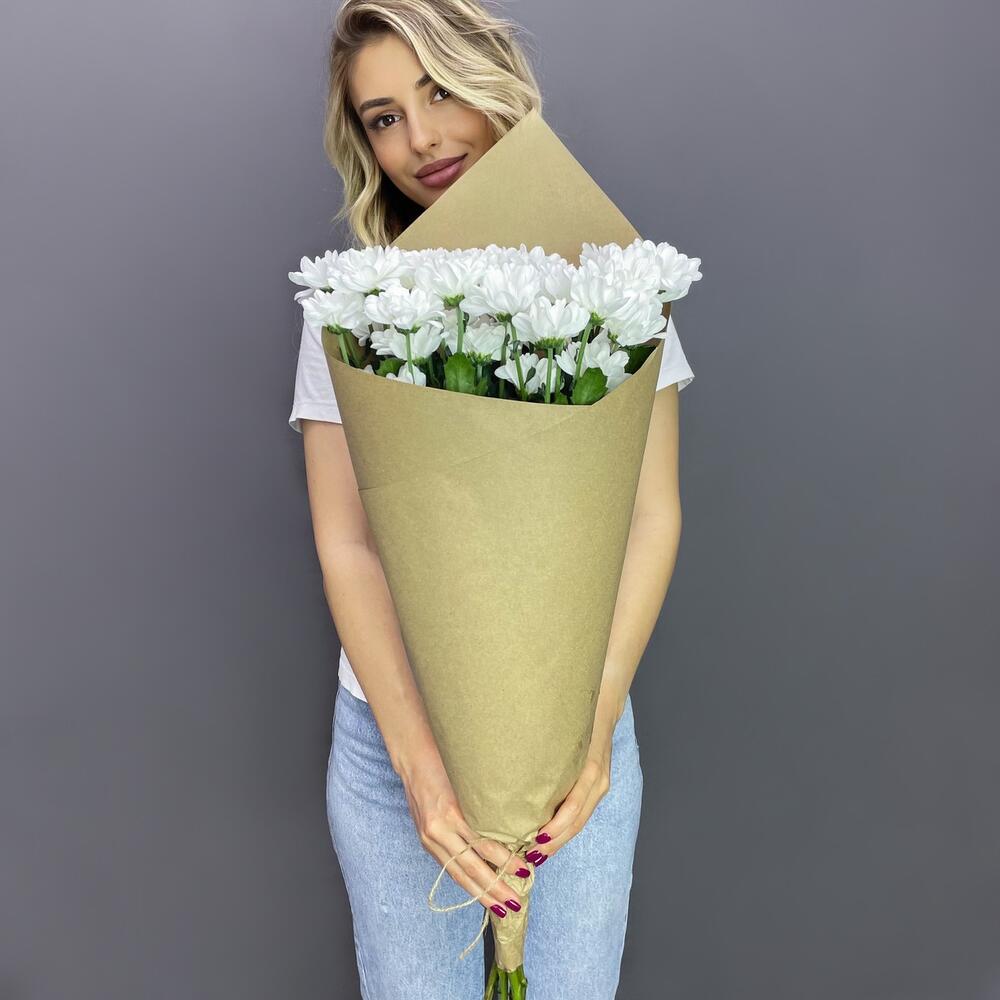 Букет из 5 белых хризантем в крафте – лаконичная элегантность Рязань Рязанская область