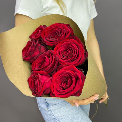 Букет из 7 красных роз в крафте – страсть в стильной упаковке Рязань Рязанская область