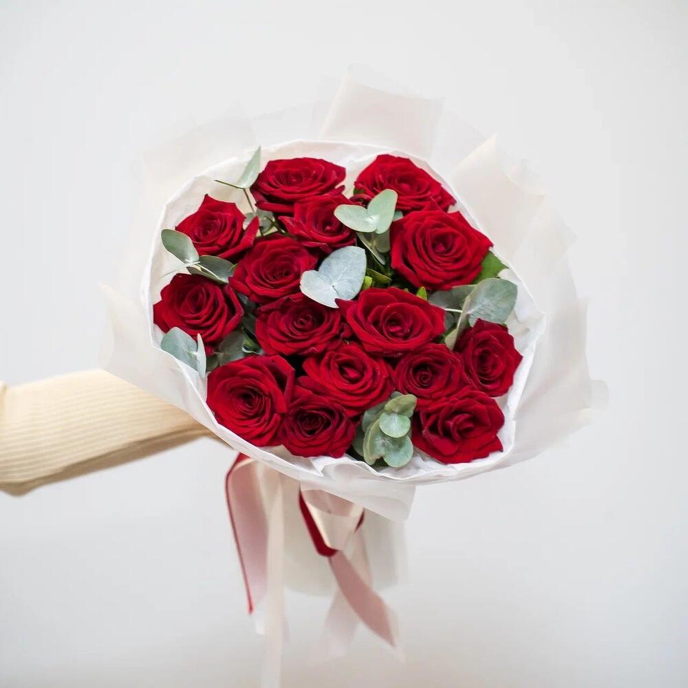 Элегантный букет из 15 красных роз с эвкалиптом – символ страсти и нежности Рязань Рязанская область