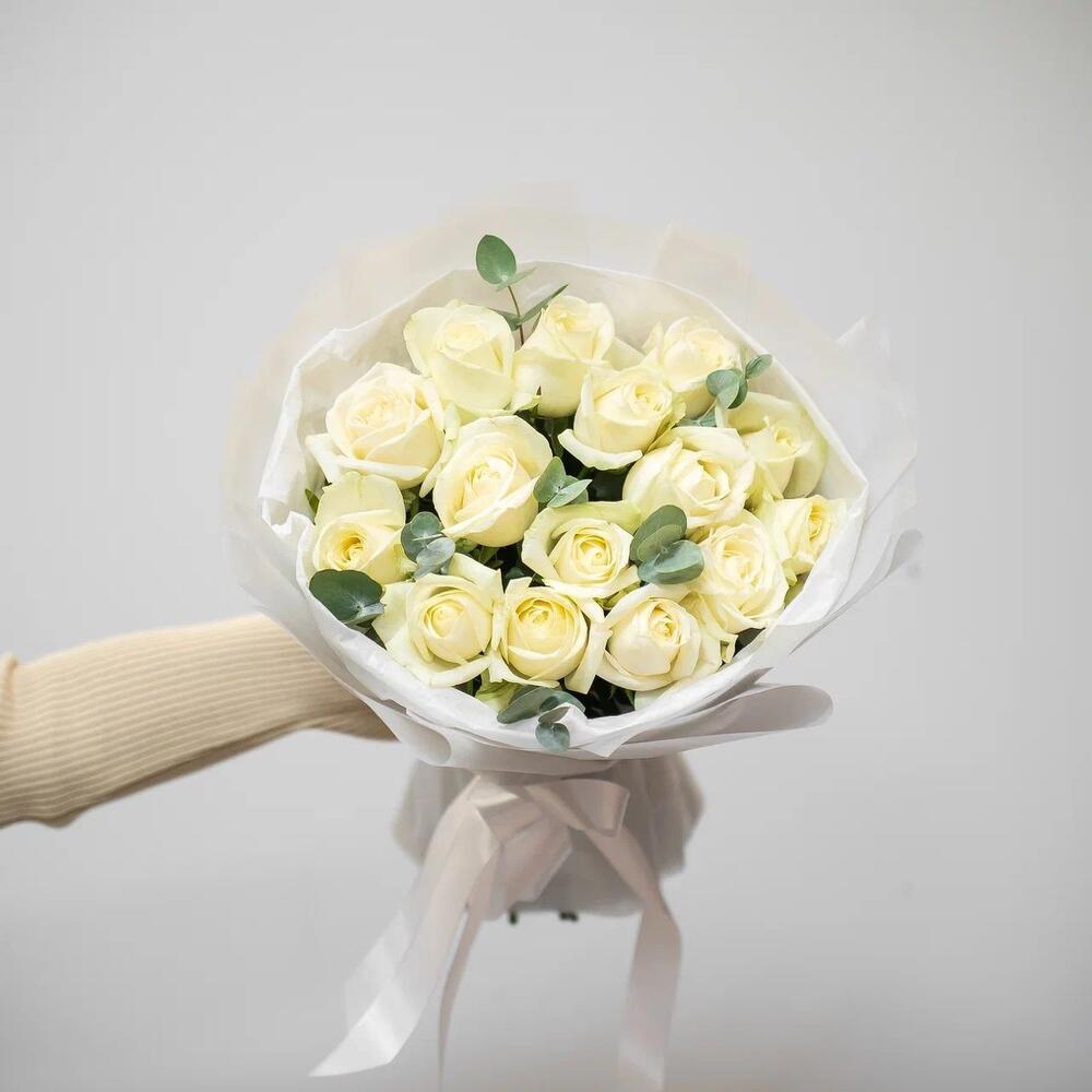 Букет из 15 белых роз с эвкалиптом – чистота и изысканность Рязань Рязанская область