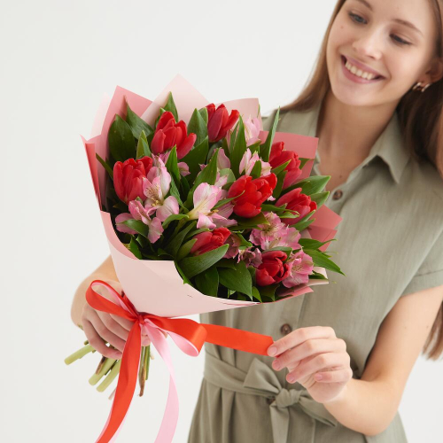 Букет «Первый поцелуй» красных тюльпанов и розовых альстромерий Рязань Рязанская область