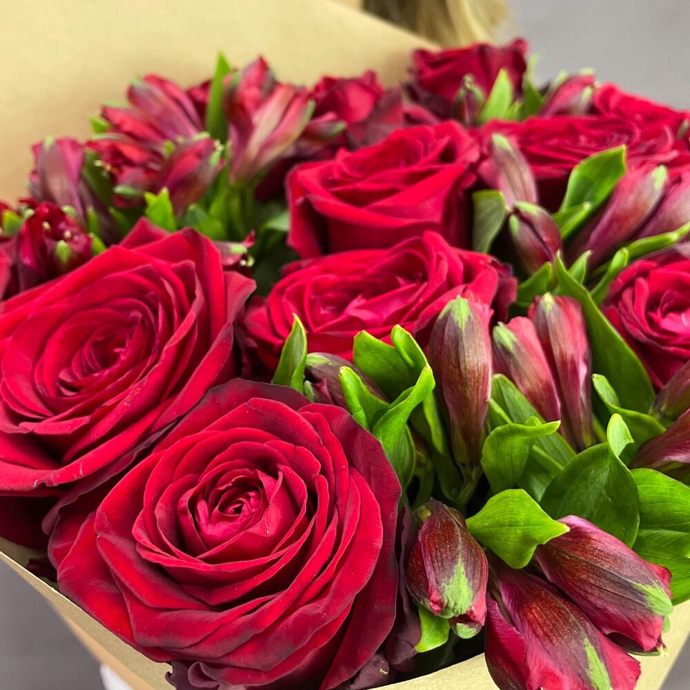 Букет «Стрелиция» – гармония из красных роз и белых альстромерий  Рязань Рязанская область