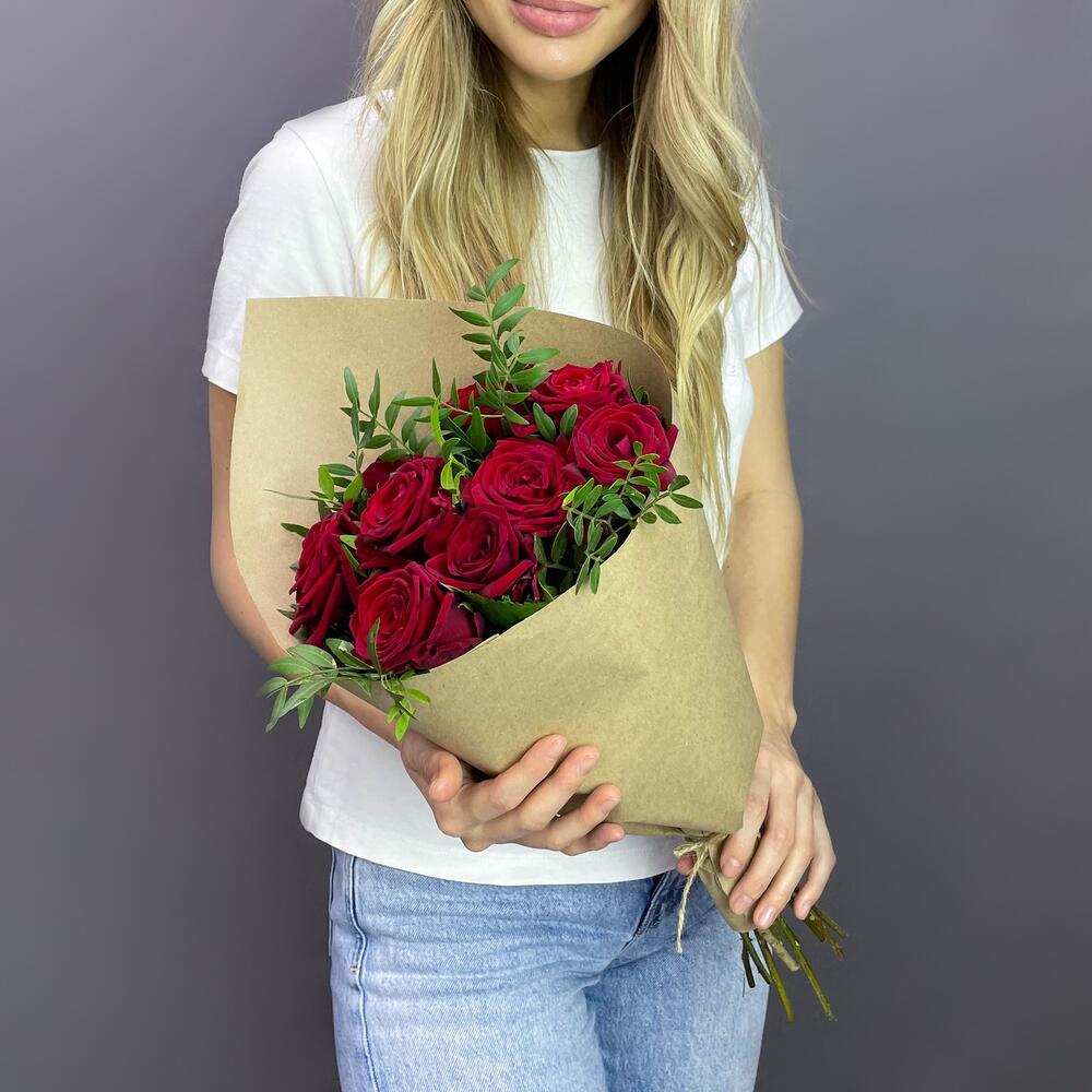 Букет из 9 красных роз с фисташкой – гармония страсти и свежести Рязань Рязанская область