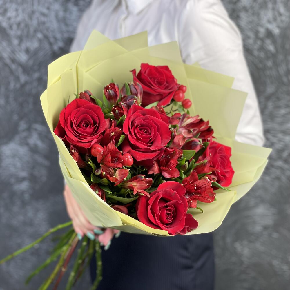 Букет «Бордо» – сочетание красных эквадорских роз и благородных альстромерий Рязань Рязанская область