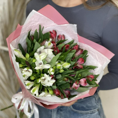 Букет «Люблю»– страсть и чистота в красно-белых альстромериях Рязань Рязанская область