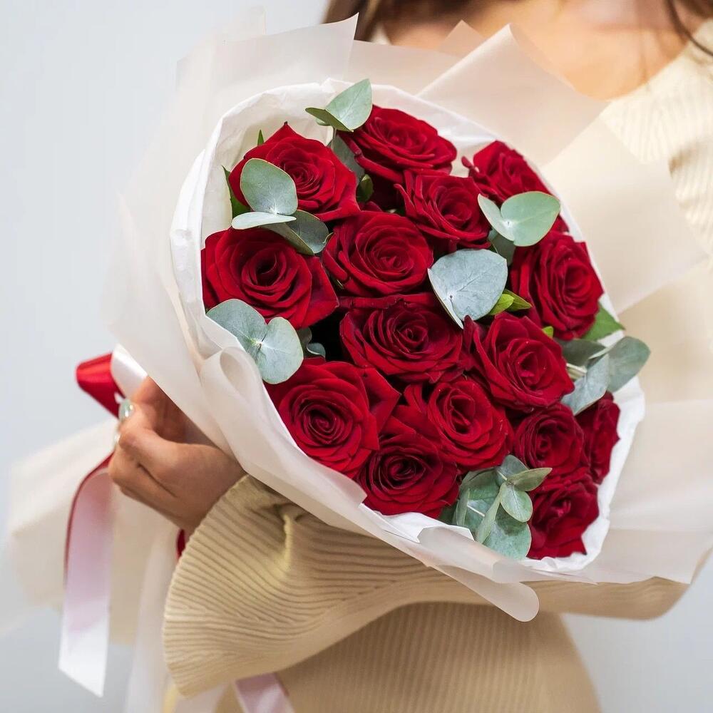 Элегантный букет из 15 красных роз с эвкалиптом – символ страсти и нежности Рязань Рязанская область