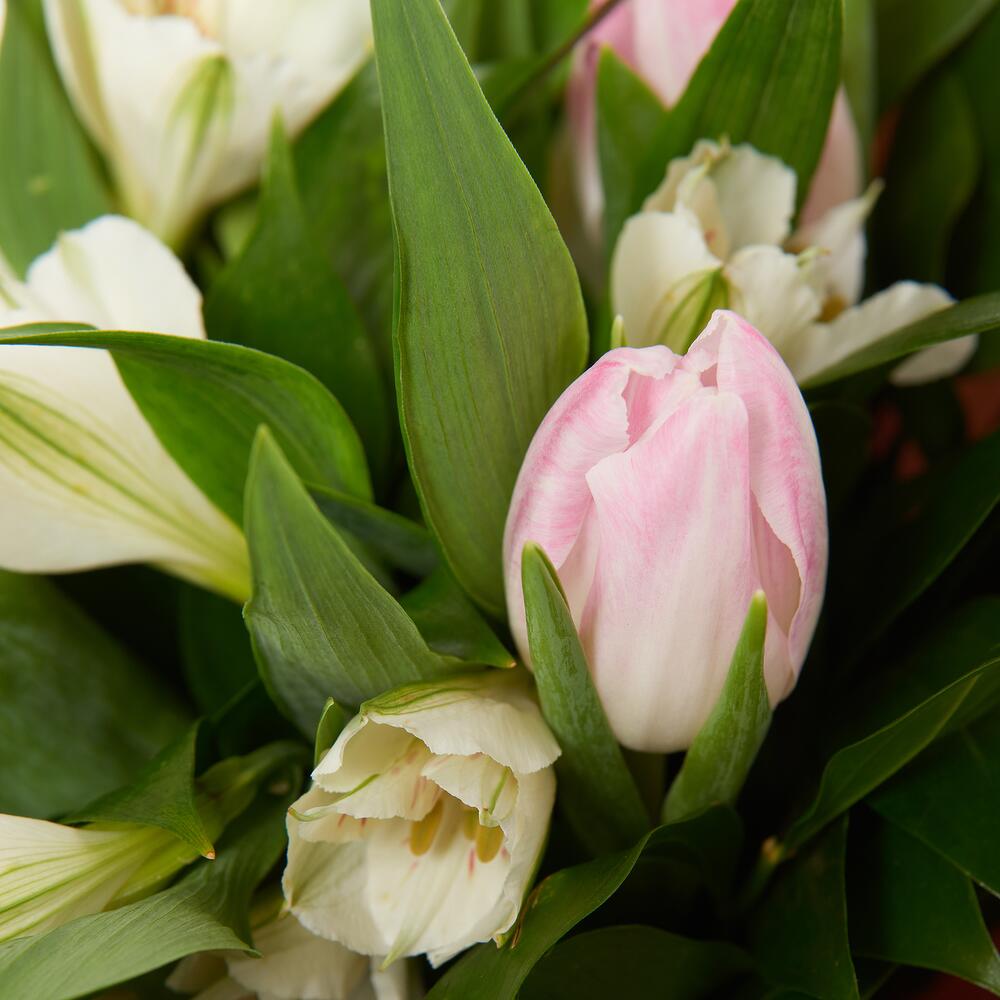 Букет «Первое свидание» розовых тюльпанов и белых альстромерий Рязань Рязанская область