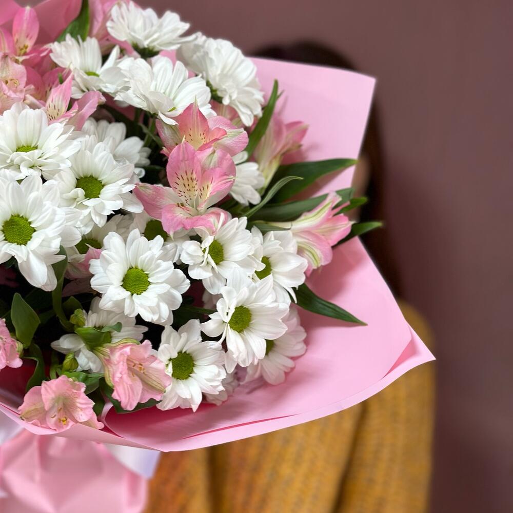 Букет «Поцелуй бабочки» нежность белых хризантем и розовых альстромерий Рязань Рязанская область