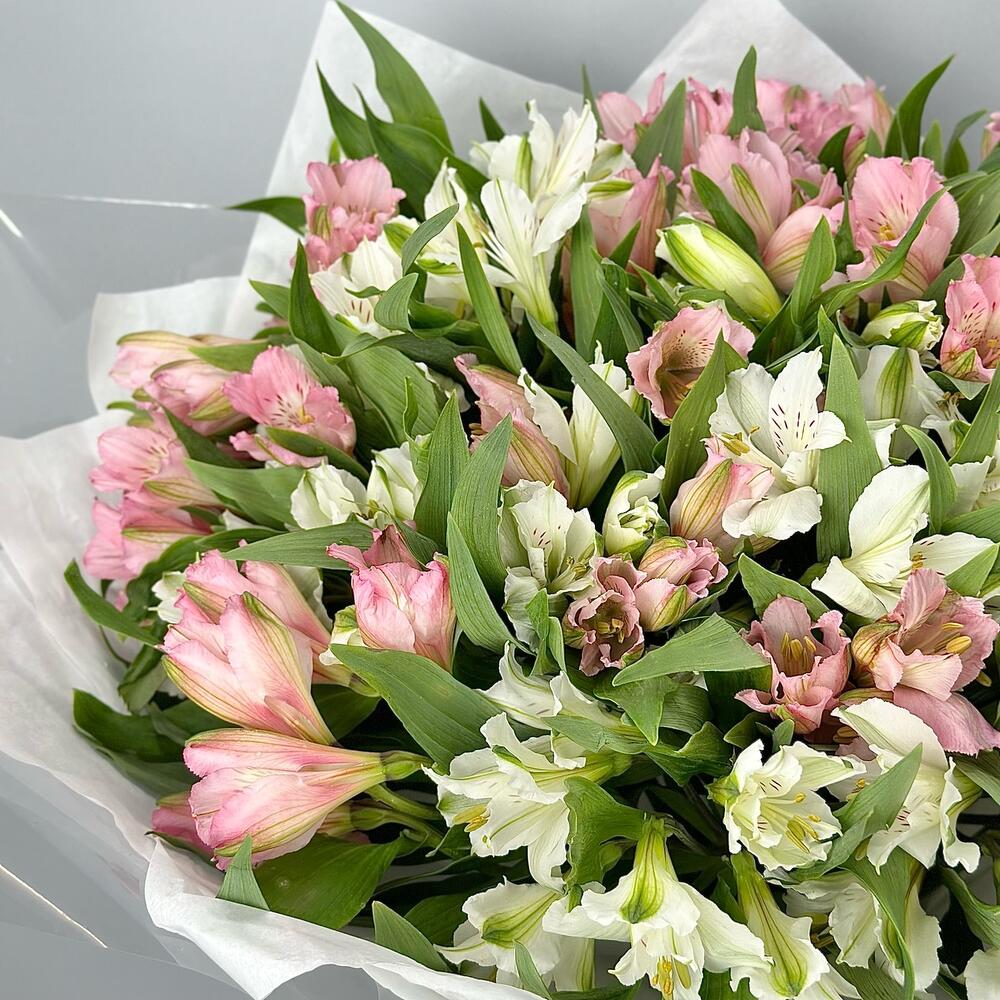 Букет «Гармония» – нежное сочетание белых и розовых альстромерий Рязань Рязанская область