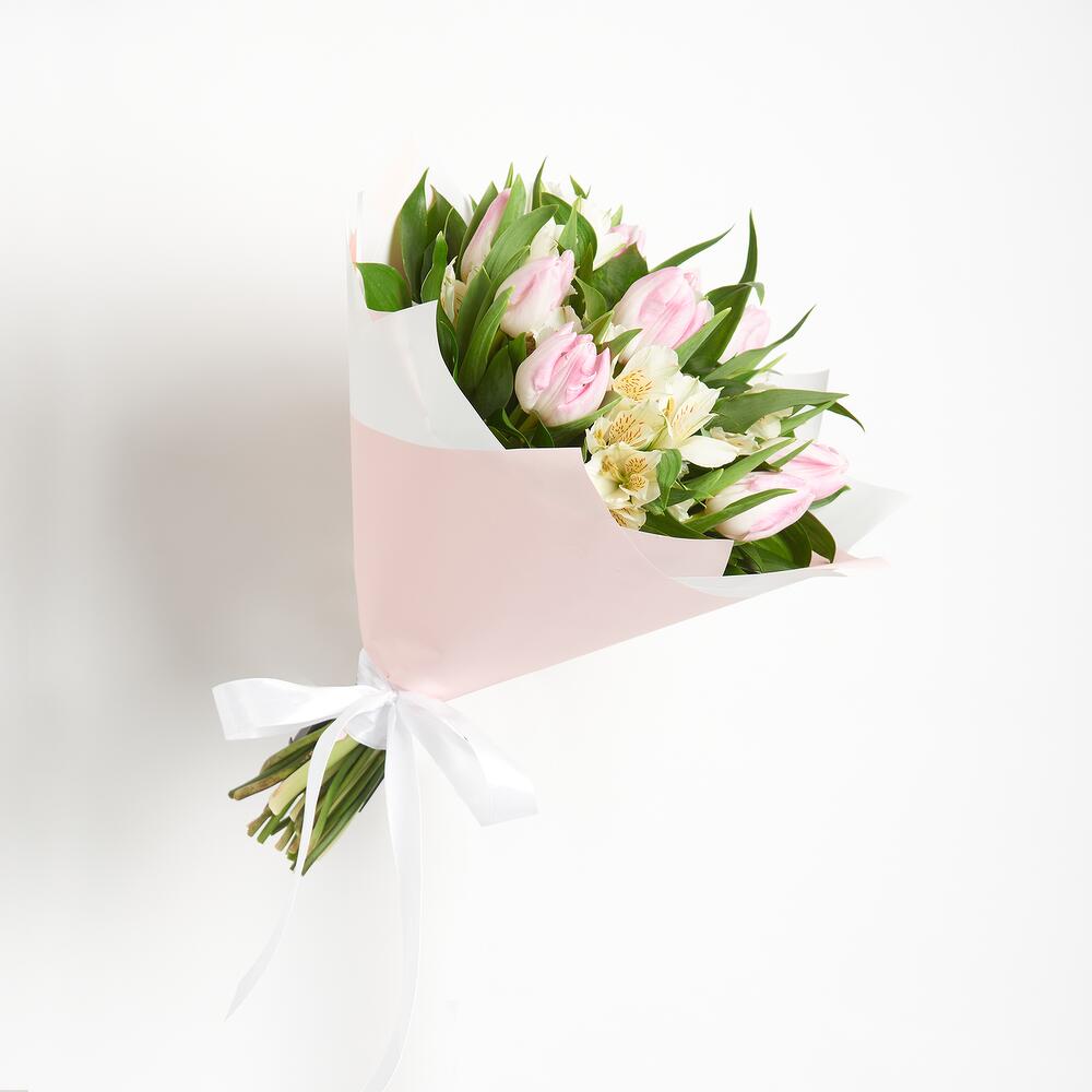 Букет «Первое свидание» розовых тюльпанов и белых альстромерий Рязань Рязанская область