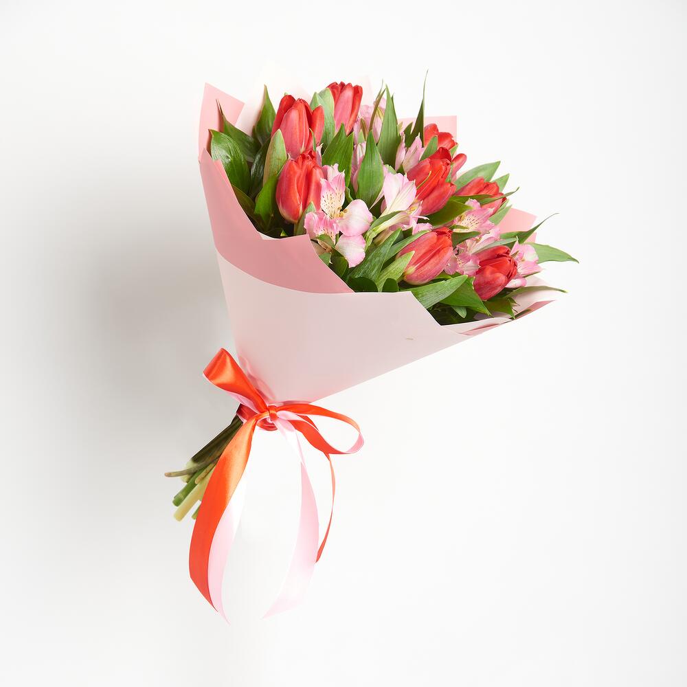 Букет «Первый поцелуй» красных тюльпанов и розовых альстромерий Рязань Рязанская область